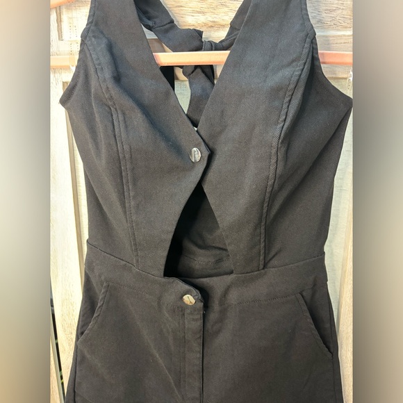 Haute Monde cut out mini halter romper NWOT 🌺2 $14 4 for $20 item!! - Picture 2 of 10